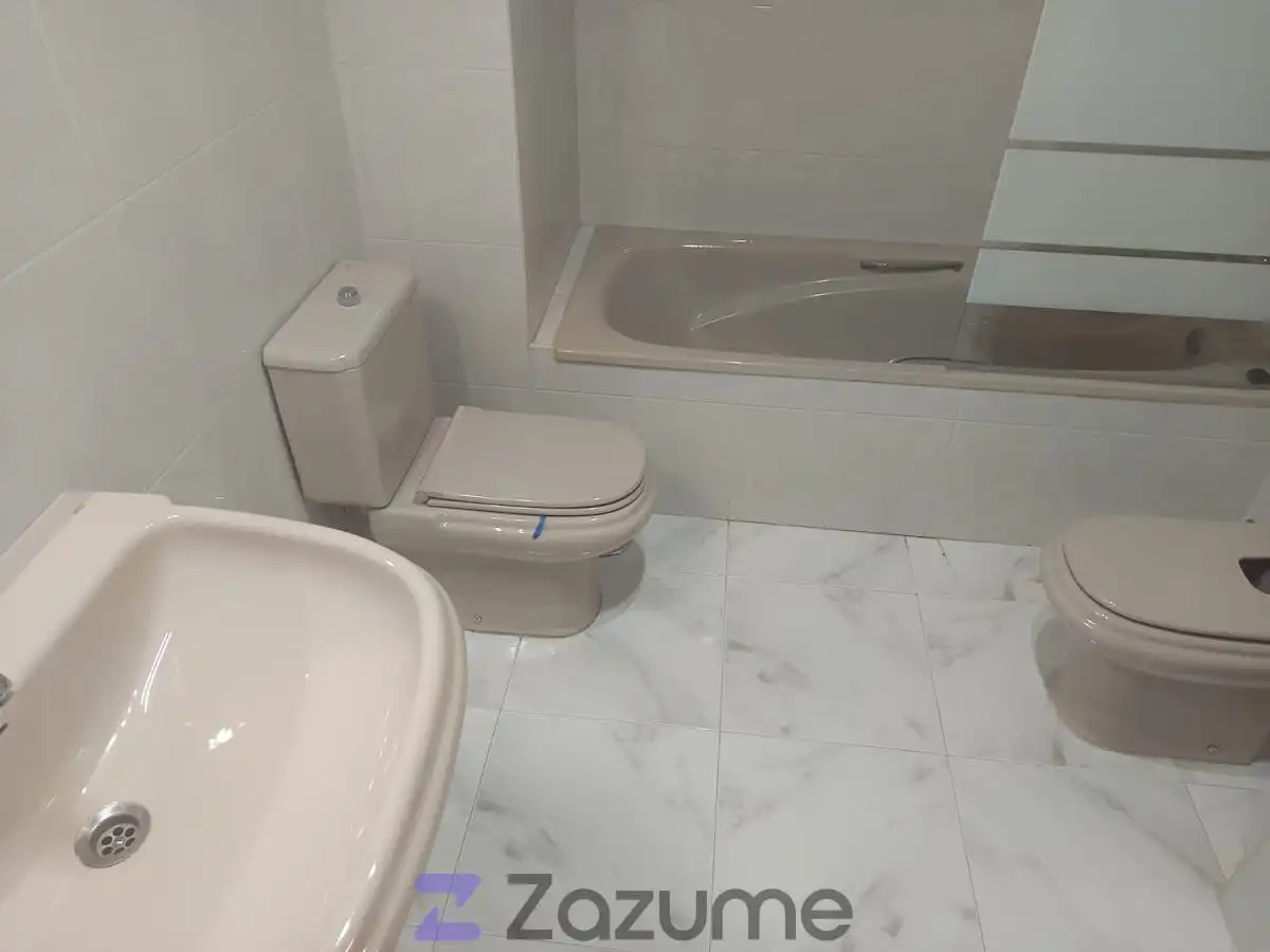 Baño de Apartamento de alquiler en Ávila con Calefacción, Parquet y Terraza