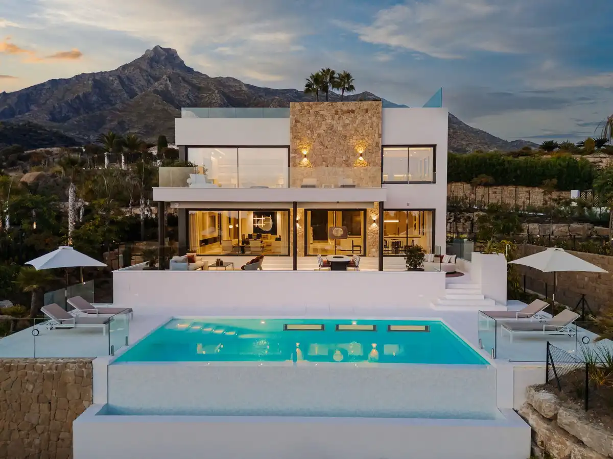 Vista exterior de Casa o xalet en venda en Marbella amb Aire condicionat, Jardí privat i Terrassa