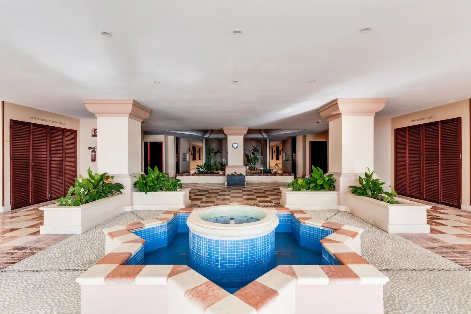 Piscina de Pis en venda en Marbella amb Aire condicionat, Terrassa i Moblat
