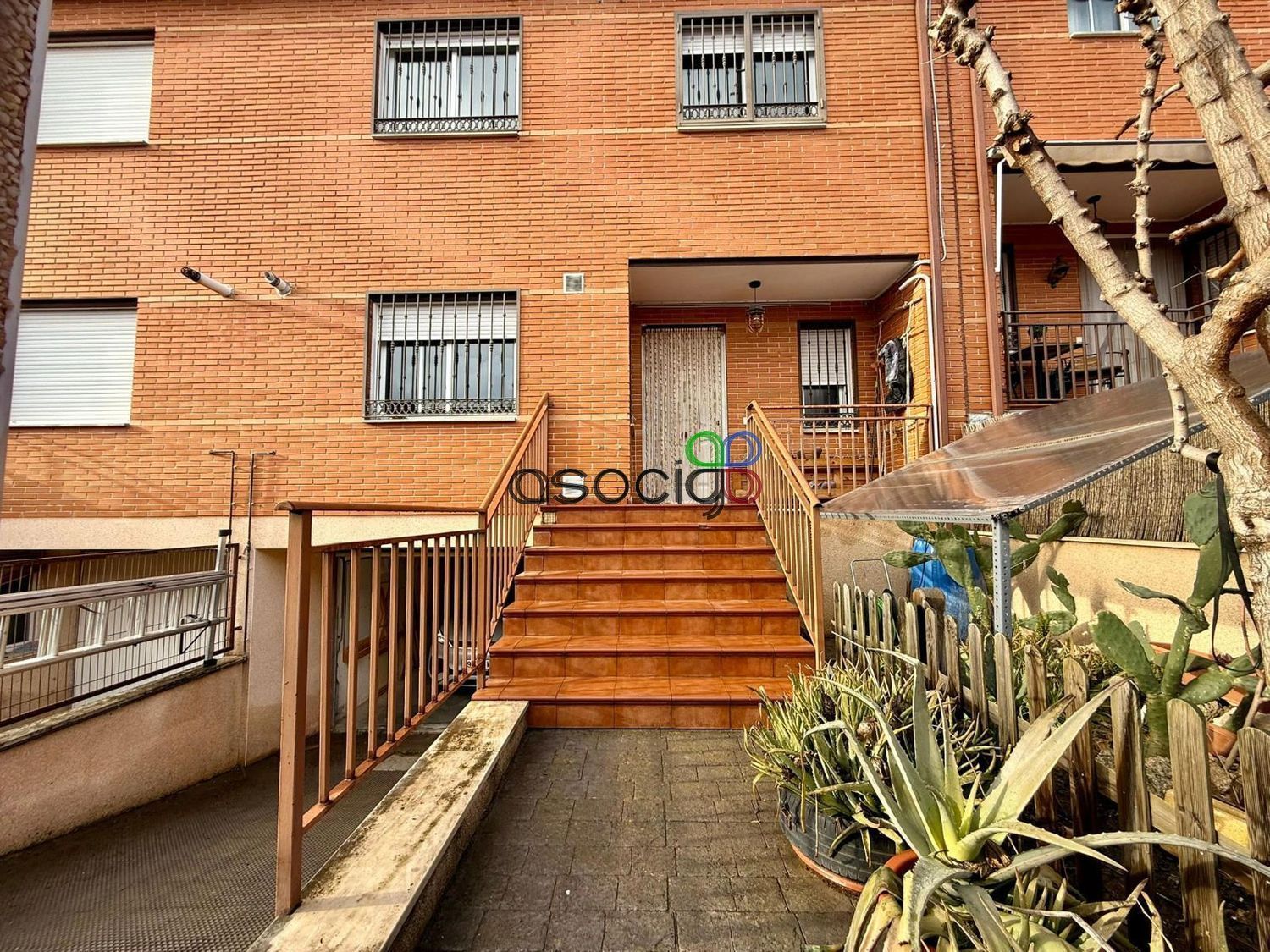 Vista exterior de Casa adosada en venta en Chiloeches con Calefacción, Jardín privado y Piscina