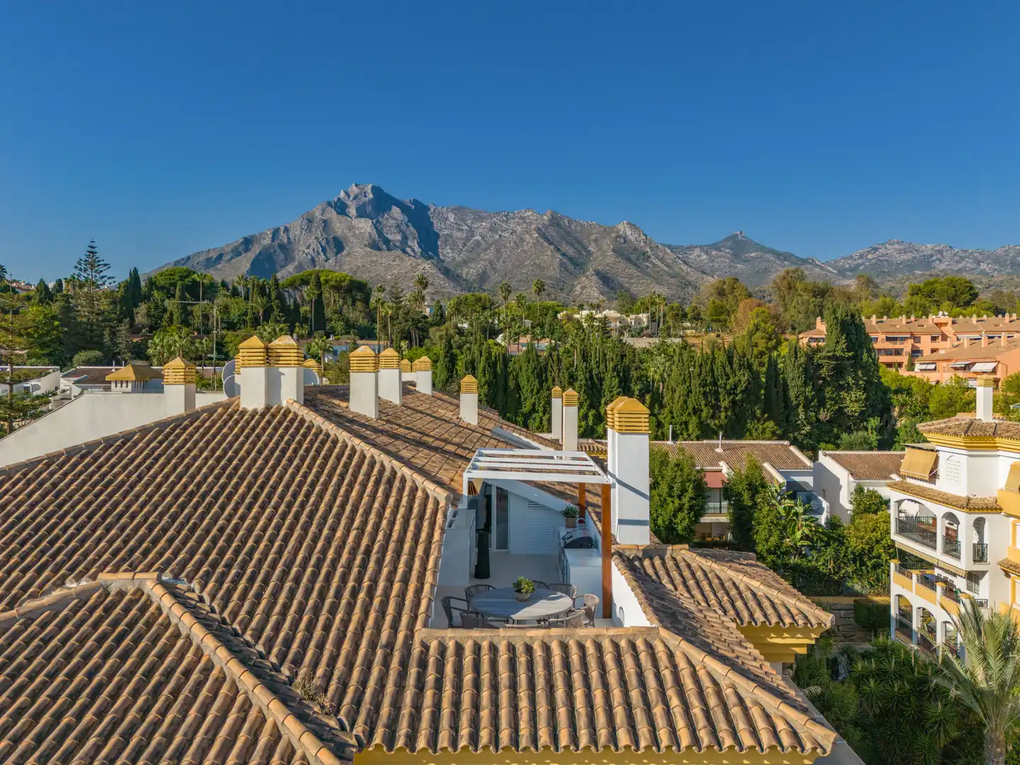 Vista exterior de Ático en venta en Marbella con Terraza, Piscina y Amueblado