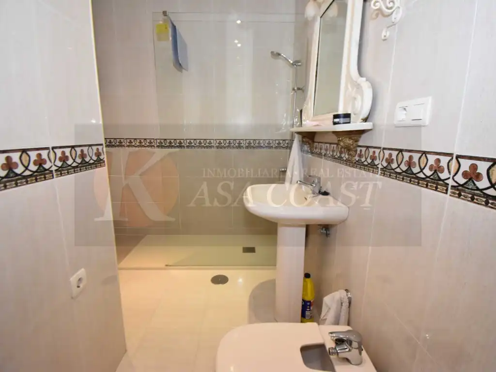 Bathroom of Flat for sale in Fuengirola  with Air Conditioner, Private garden and Terrace