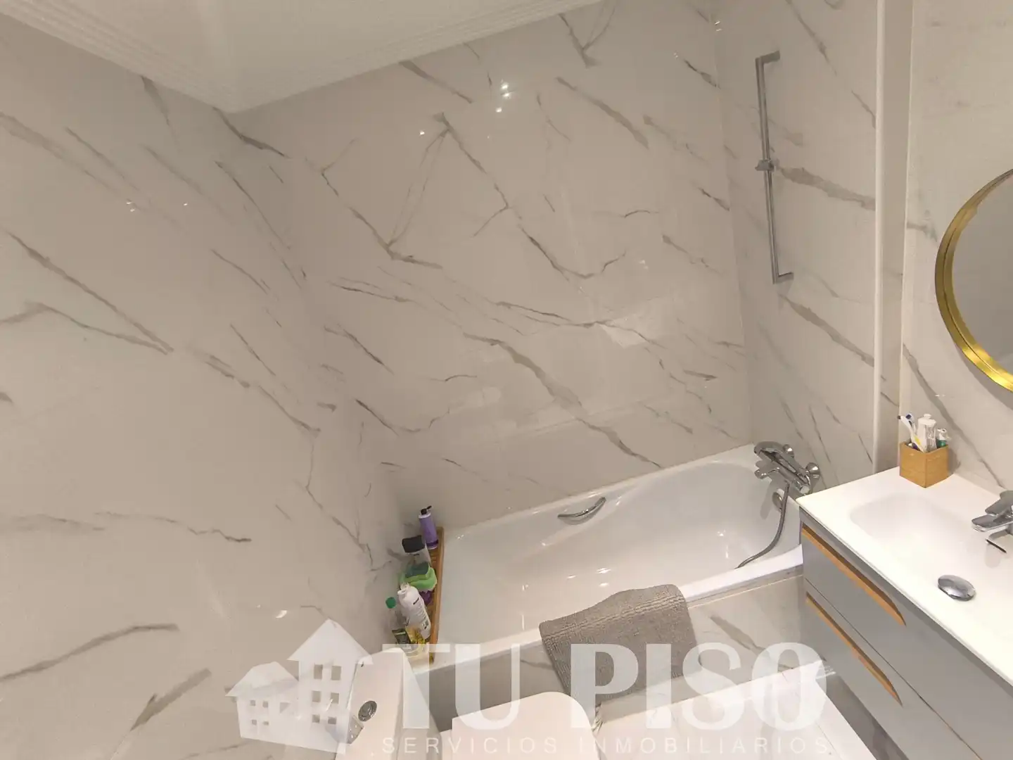 Baño de Piso en venta en Madrid con Calefacción, Trastero y Amueblado