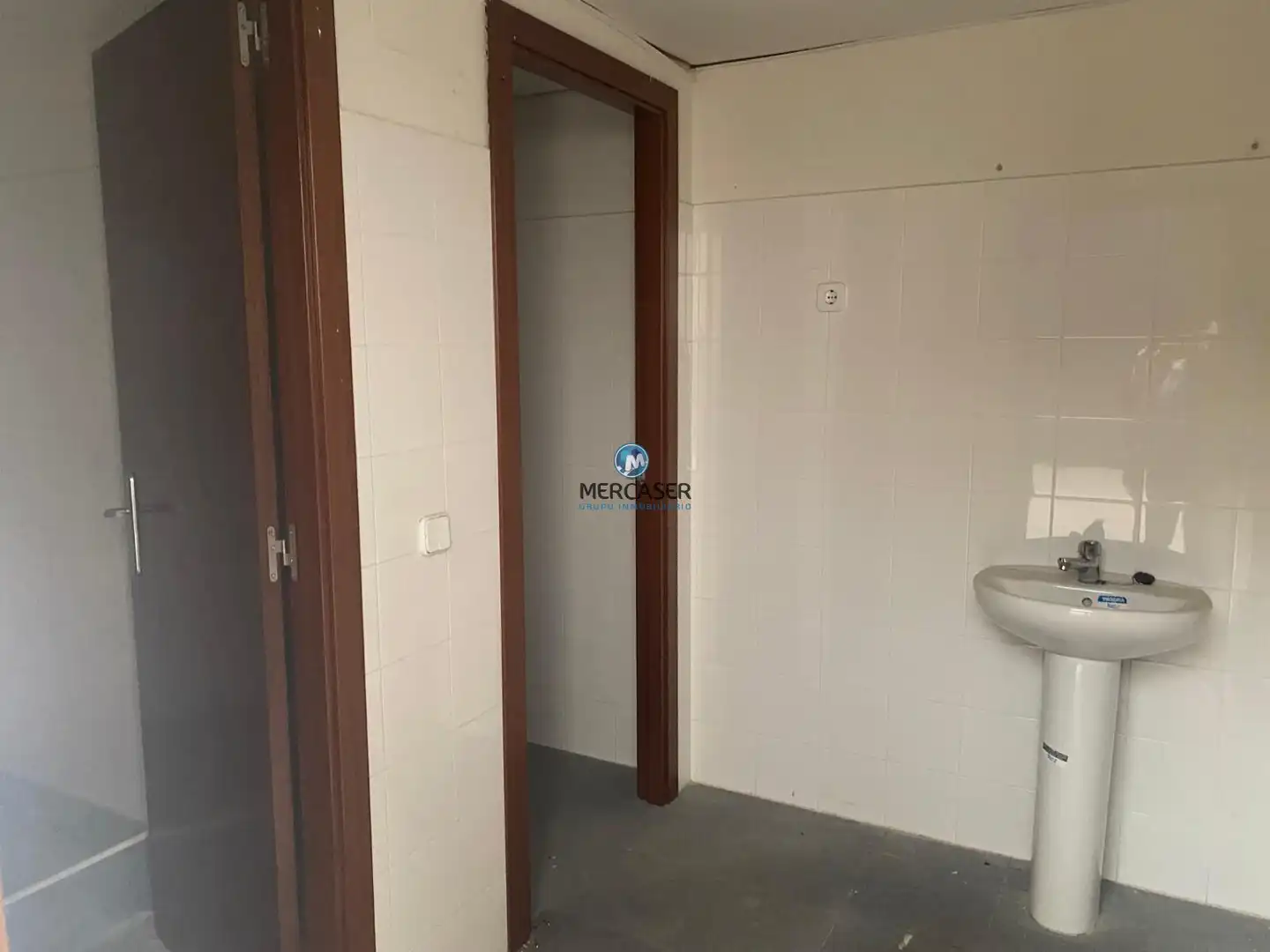 Badezimmer von Fabrikhallen zur Miete in Meco