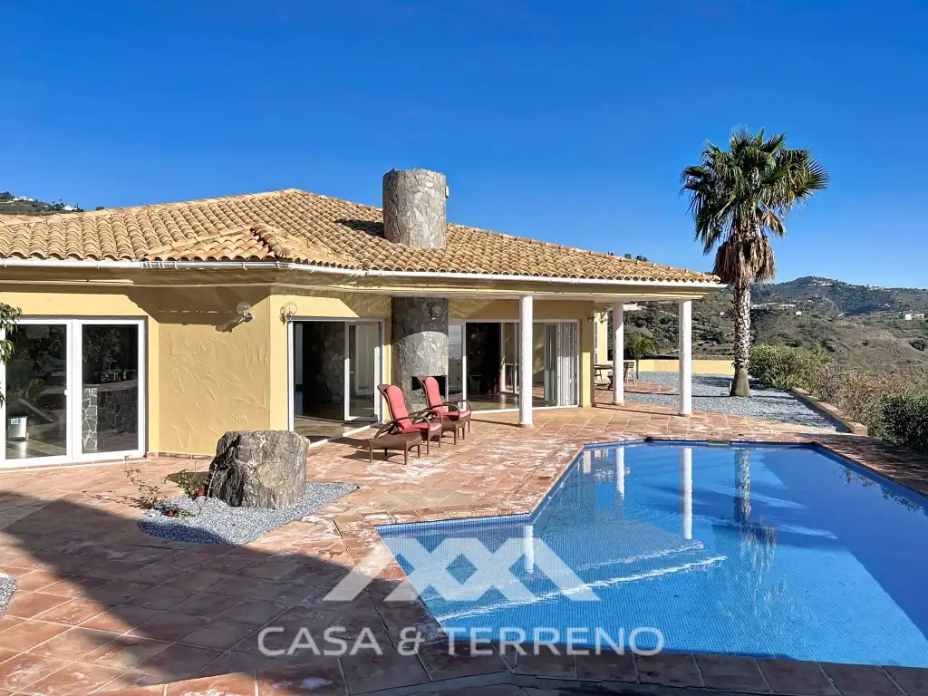 Vista exterior de Casa o xalet en venda en Algarrobo amb Jardí privat, Terrassa i Piscina