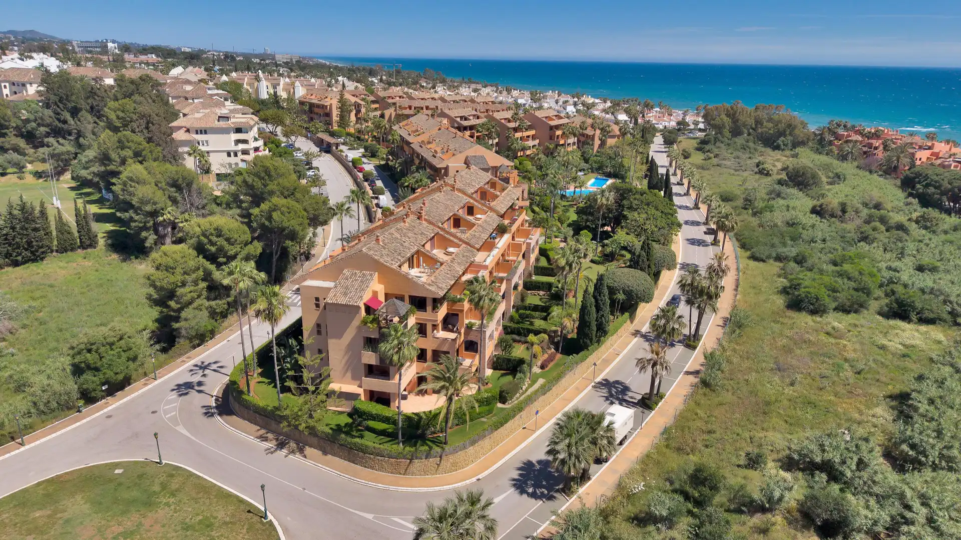 Vista exterior de Apartament en venda en Marbella amb Aire condicionat, Calefacció i Jardí privat