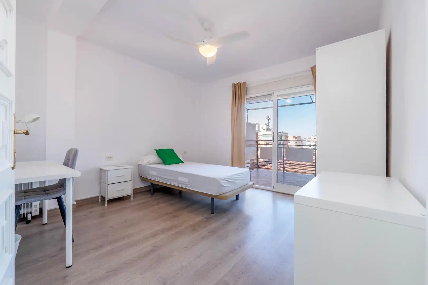 Bedroom of Flat for share in Ronda