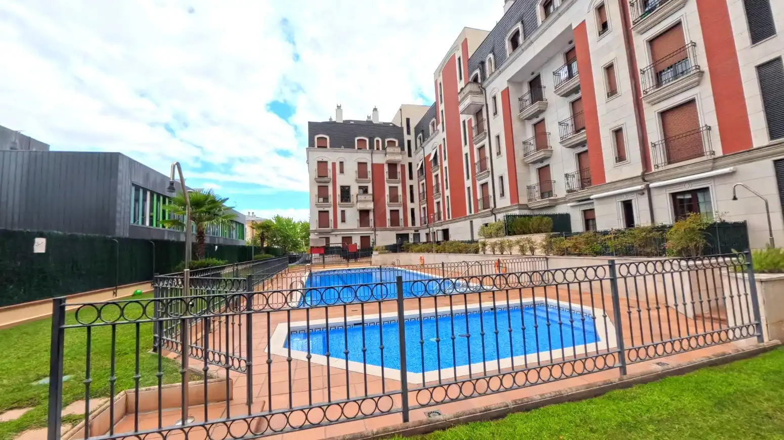 Piscina de Piso de alquiler en  Logroño con Aire acondicionado, Calefacción y Jardín privado
