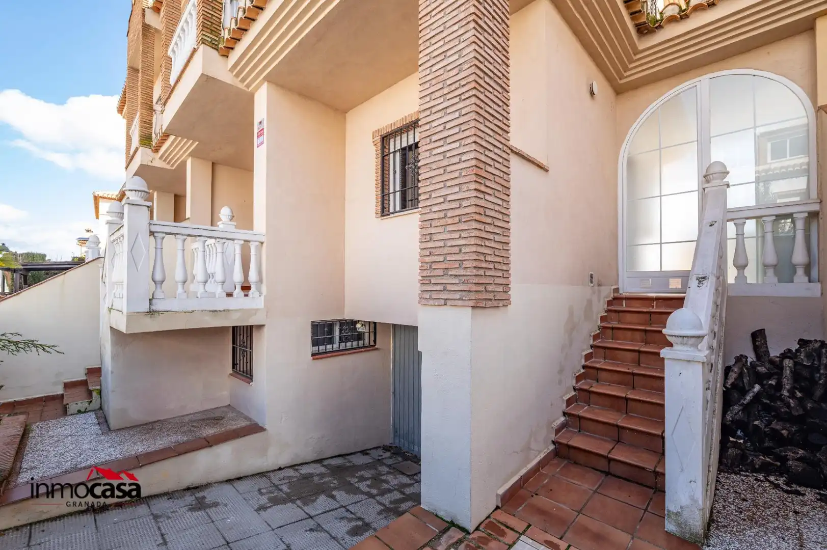 Vista exterior de Casa adosada en venta en Ogíjares con Calefacción, Amueblado y Balcón
