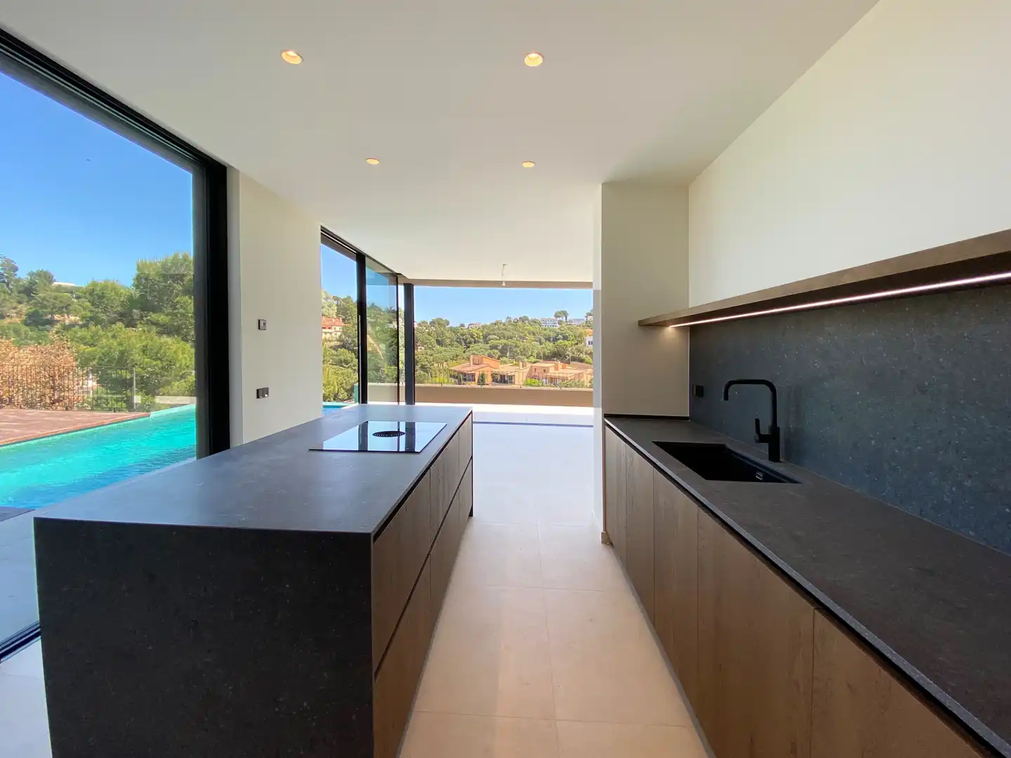 Cuina de Casa o xalet en venda en Girona amb Aire condicionat, Calefacció i Jardí privat