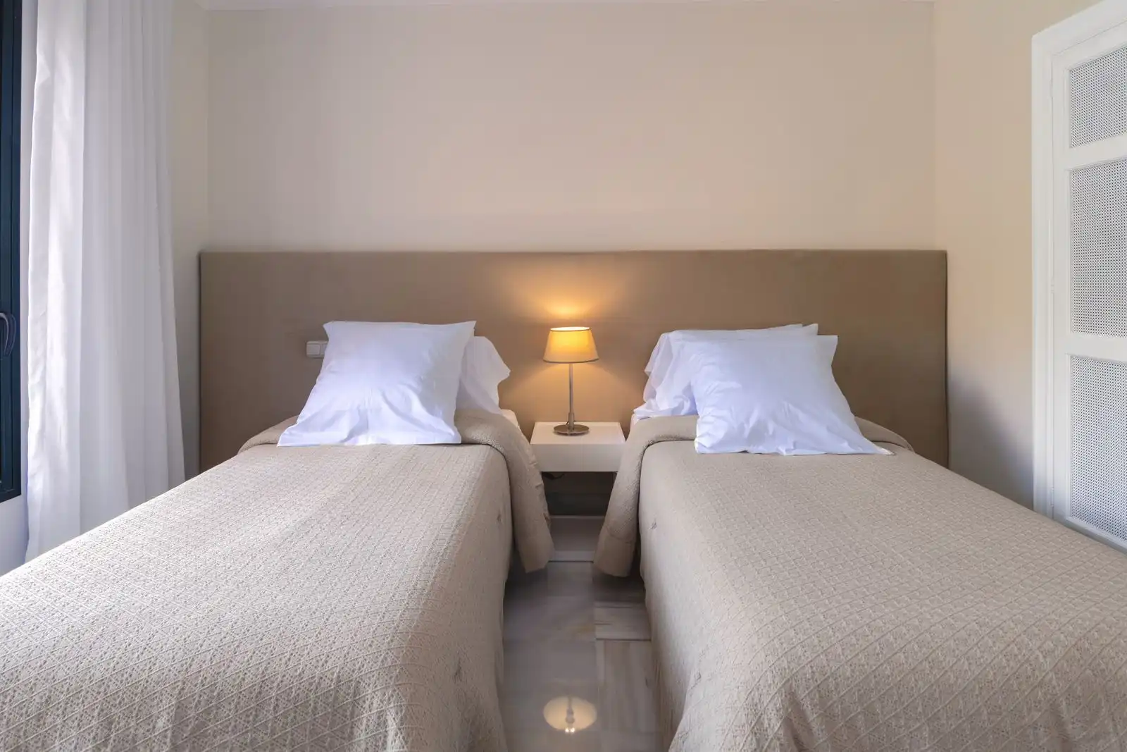 Habitación de Apartamento en venta en Benahavís con Terraza, Amueblado y Piscina comunitaria