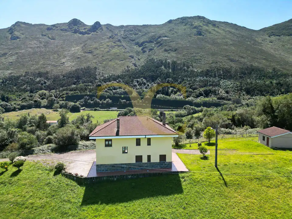 Vista exterior de Casa o xalet en venda en Ribadesella amb Calefacció, Jardí privat i Terrassa