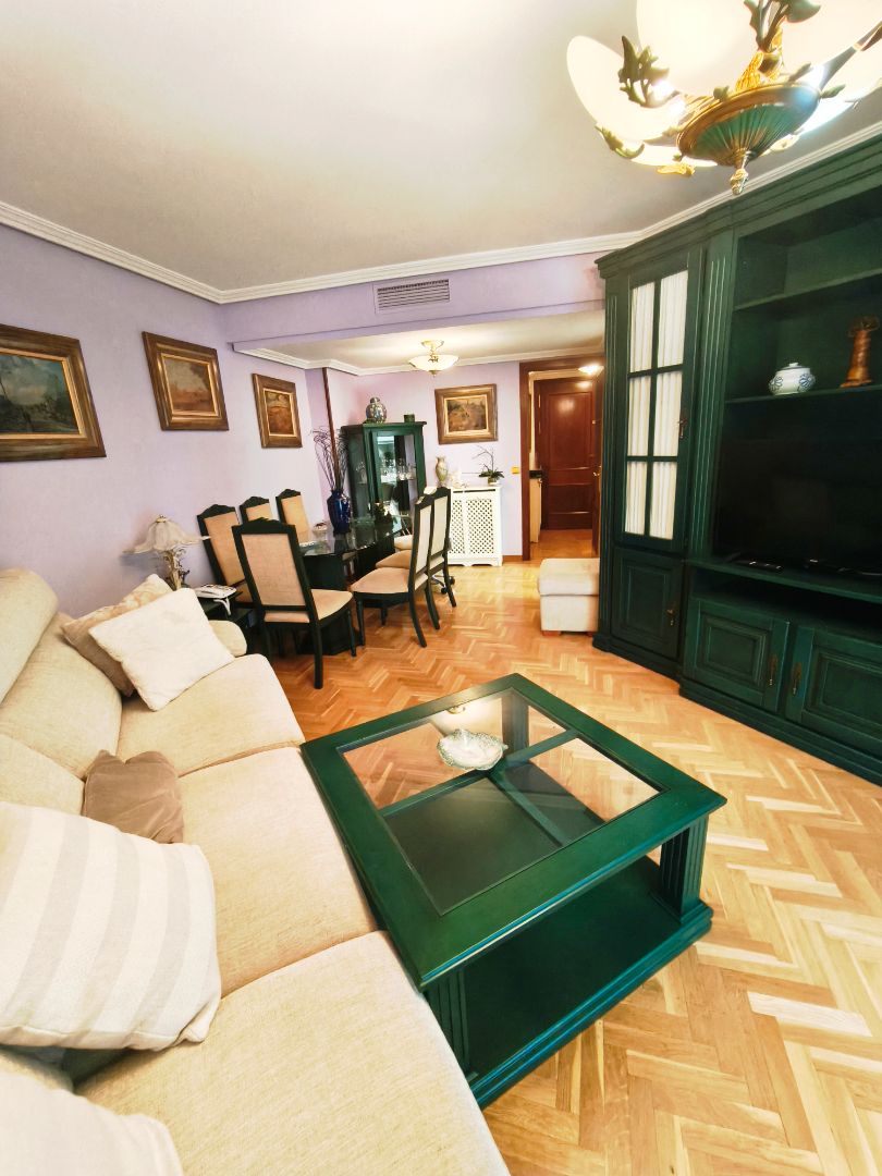 Sala d'estar de Pis en venda en  Madrid Capital amb Calefacció, Forn i Piscina comunitària
