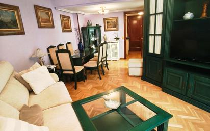 Sala d'estar de Pis en venda en  Madrid Capital amb Calefacció, Forn i Piscina comunitària
