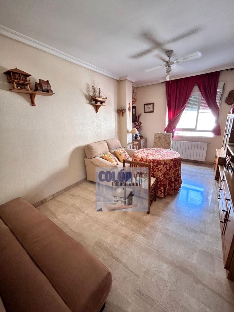 Sala d'estar de Apartament en venda en Martos amb Calefacció, Traster i Moblat