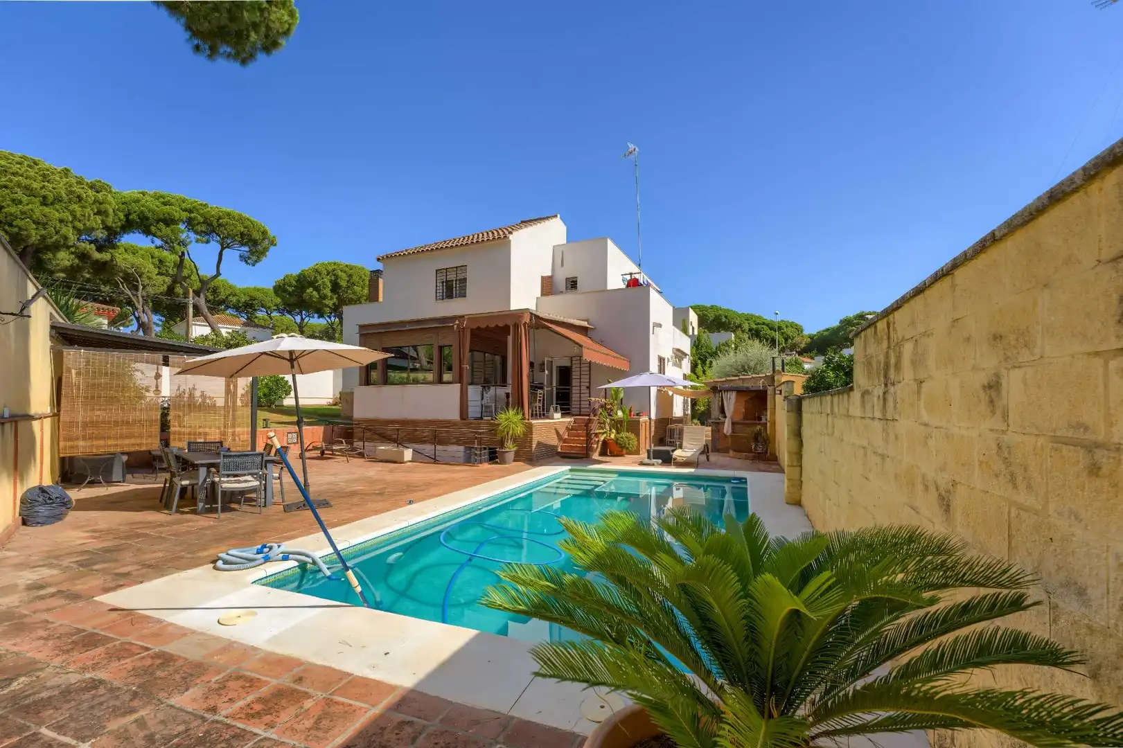 Vista exterior de Casa o xalet en venda en Alcalá de Guadaira amb Aire condicionat, Calefacció i Jardí privat