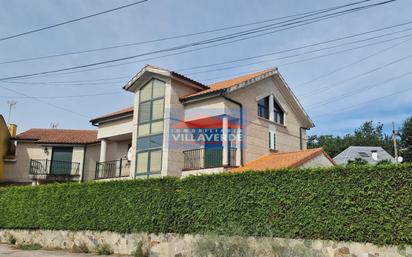 Vista exterior de Casa o xalet en venda en Cangas  amb Calefacció i Terrassa