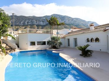 Villa con piscina in vendita a El Montgó