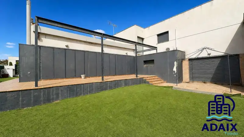 Terrace of Houses for sale in Layos  with Air Conditioner, Heating and Terrace