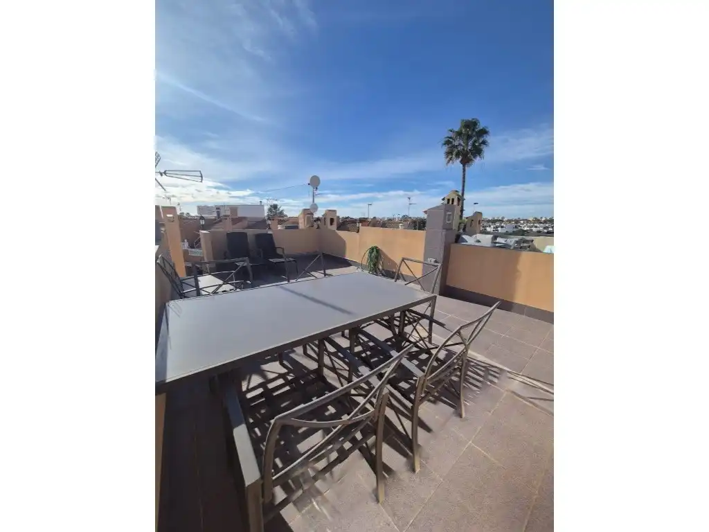 Terrassa de Casa adosada en venda en Torrevieja amb Aire condicionat, Terrassa i Moblat