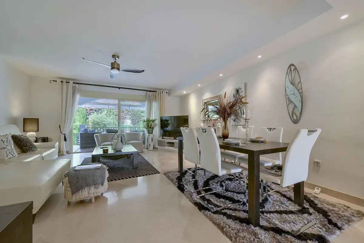 Wohnzimmer von Einfamilien-Reihenhaus zum Verkauf in Marbella mit Klimaanlage und Terrasse