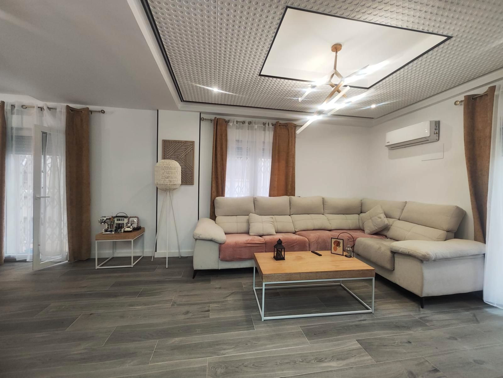 Sala d'estar de Planta baixa en venda en  Pamplona / Iruña amb Aire condicionat, Calefacció i Parquet