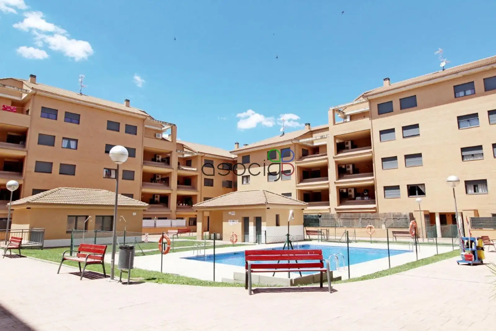 Außenansicht von Wohnung zum Verkauf in Yebes mit Heizung, Terrasse und Abstellraum