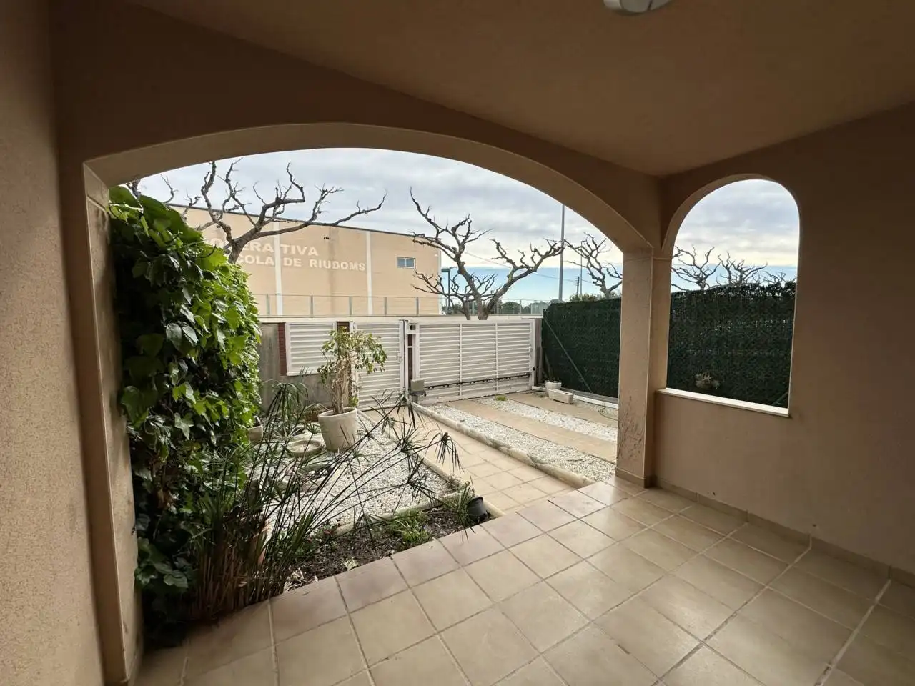 Terrasse von Einfamilien-Reihenhaus zum Verkauf in Riudoms mit Klimaanlage, Heizung und Privatgarten