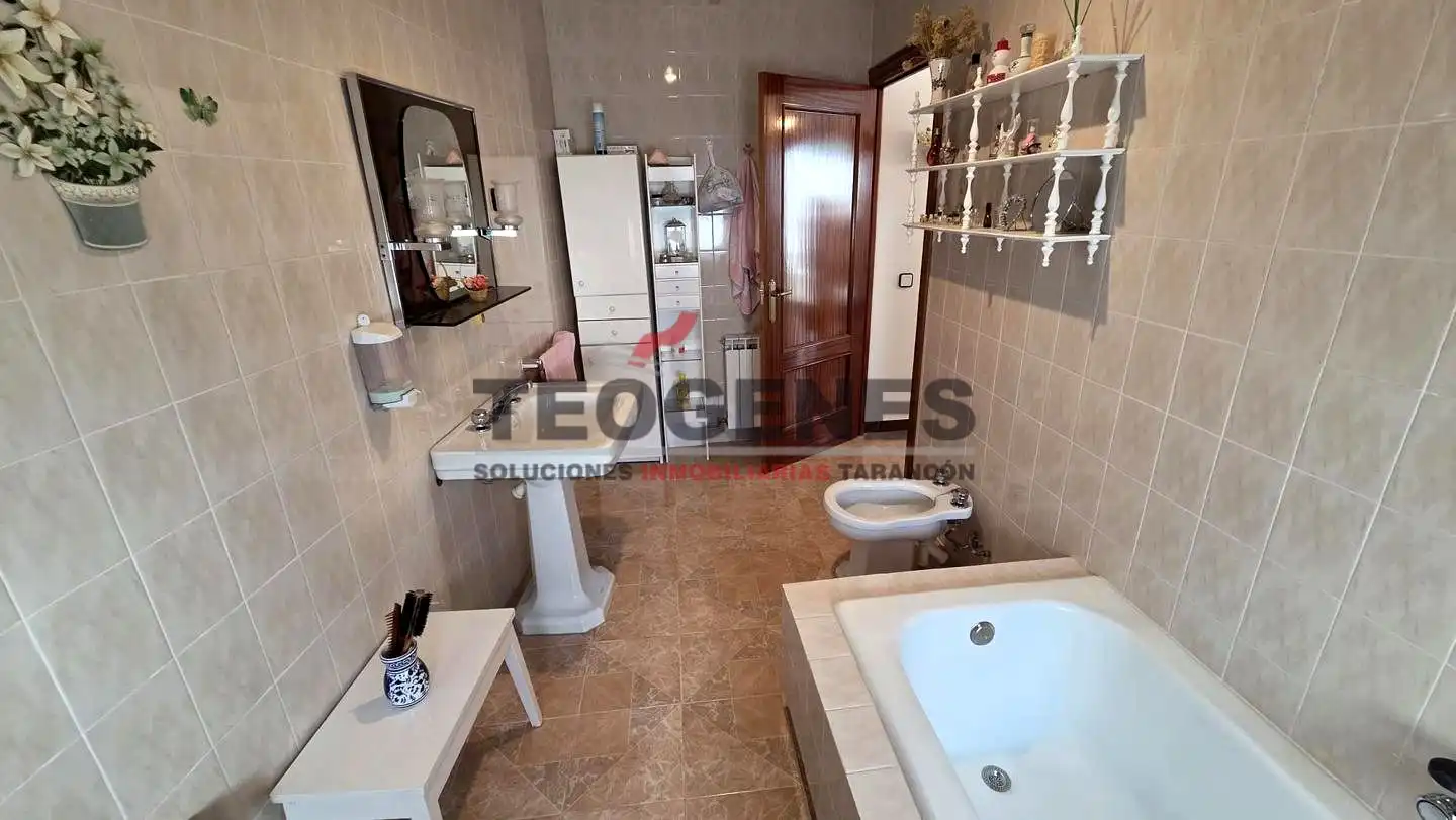 Baño de Casa o chalet en venta en Almendros con Calefacción y Trastero