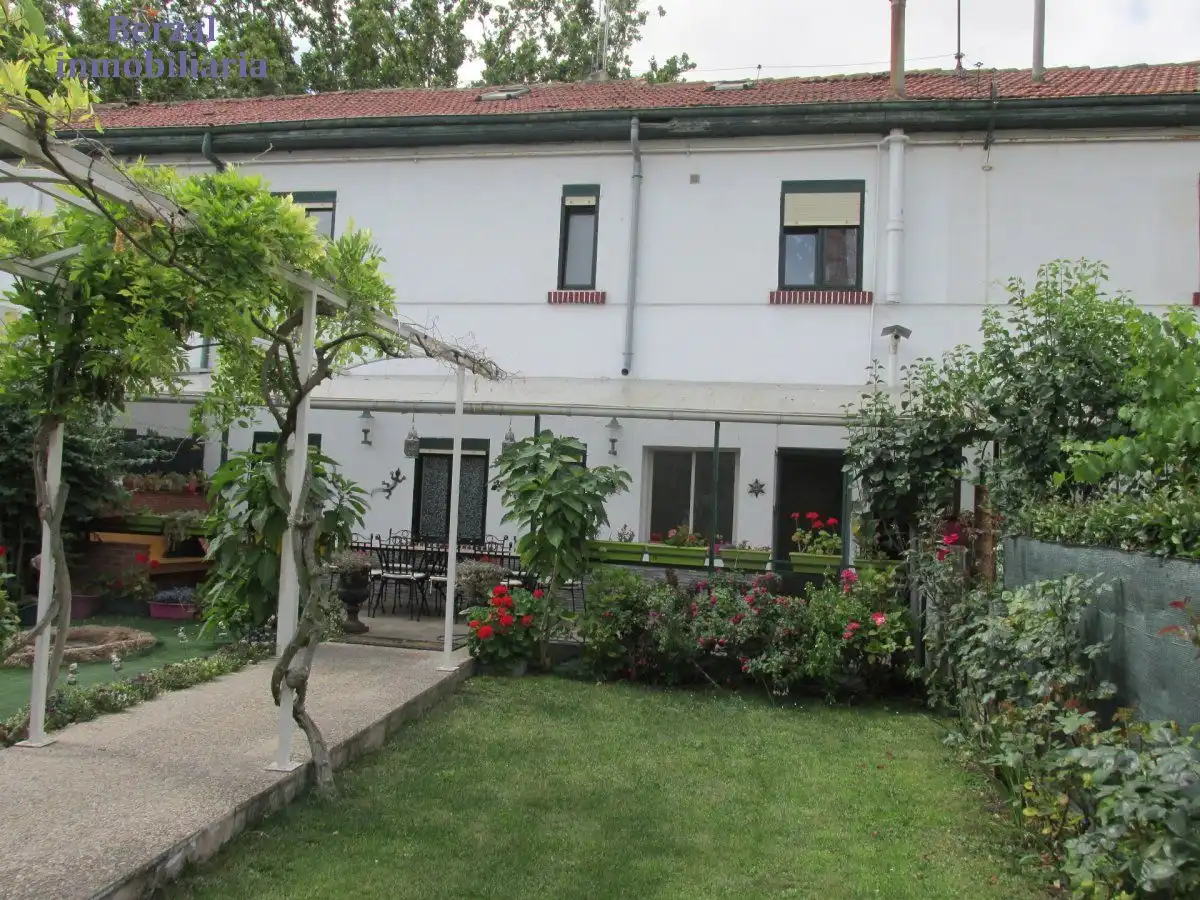 Jardí de Casa o xalet en venda en  Logroño amb Calefacció, Jardí privat i Terrassa