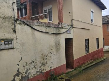 Casa amb balcó en venda a CL DERECHA