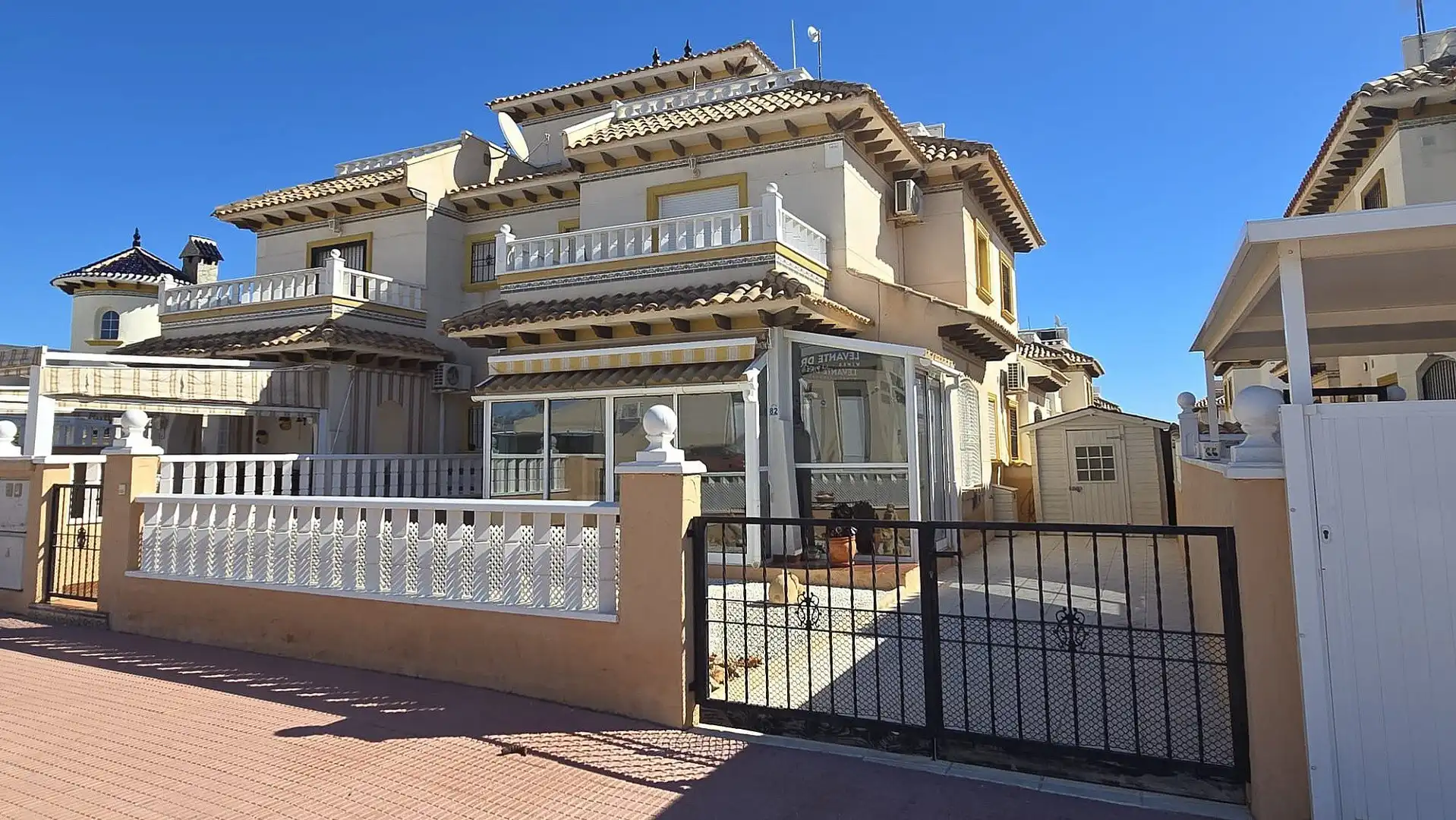 Vista exterior de Finca rústica en venda en Orihuela amb Jardí privat, Terrassa i Moblat