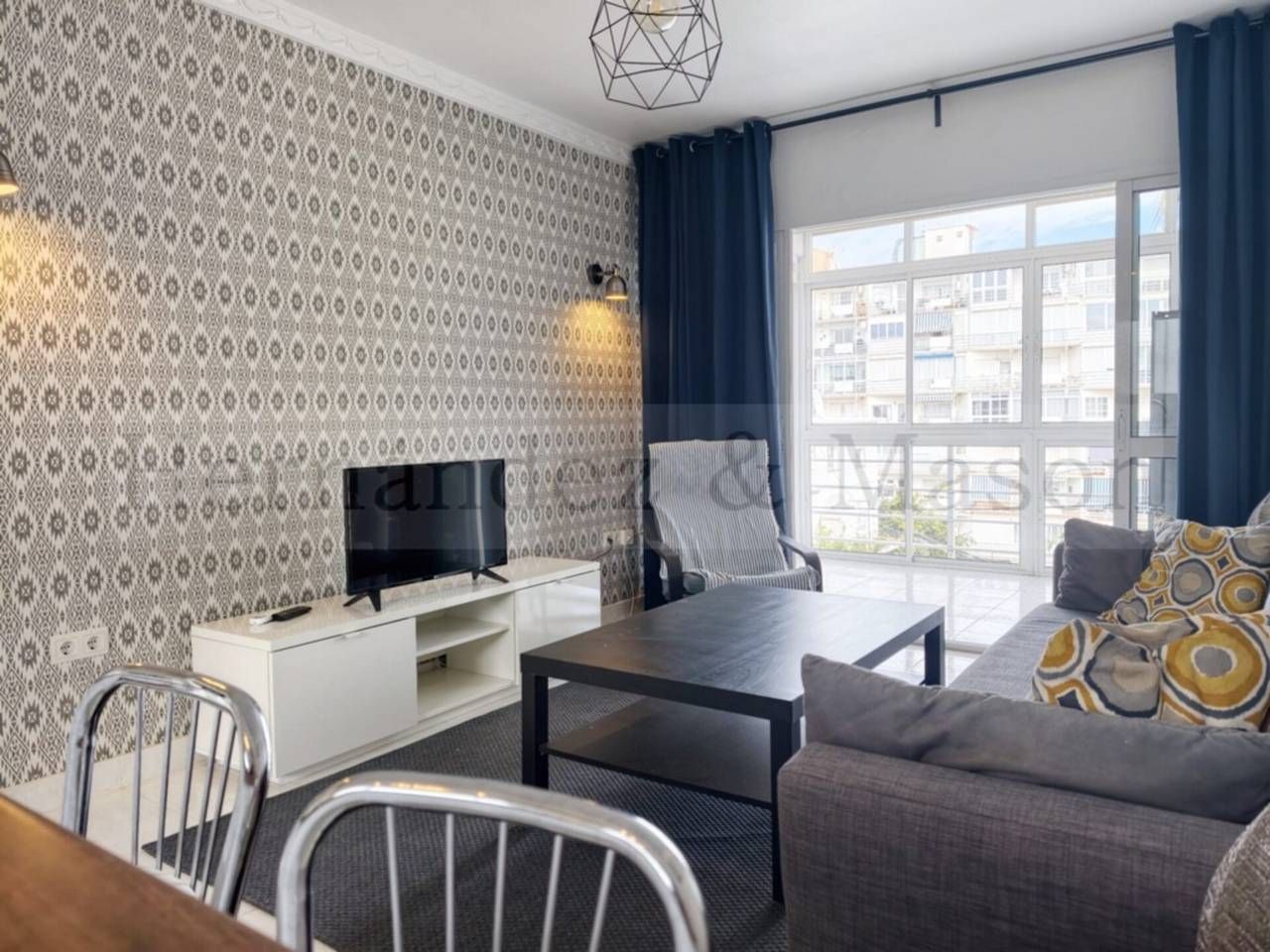 Sala d'estar de Apartament en venda en Benalmádena amb Aire condicionat, Terrassa i Moblat