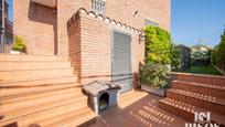 Jardí de Casa adosada en venda en Santa Perpètua de Mogoda amb Aire condicionat, Terrassa i Piscina