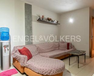 Living room of Flat for sale in Girona Capital  with Terrace, Furnished and Oven