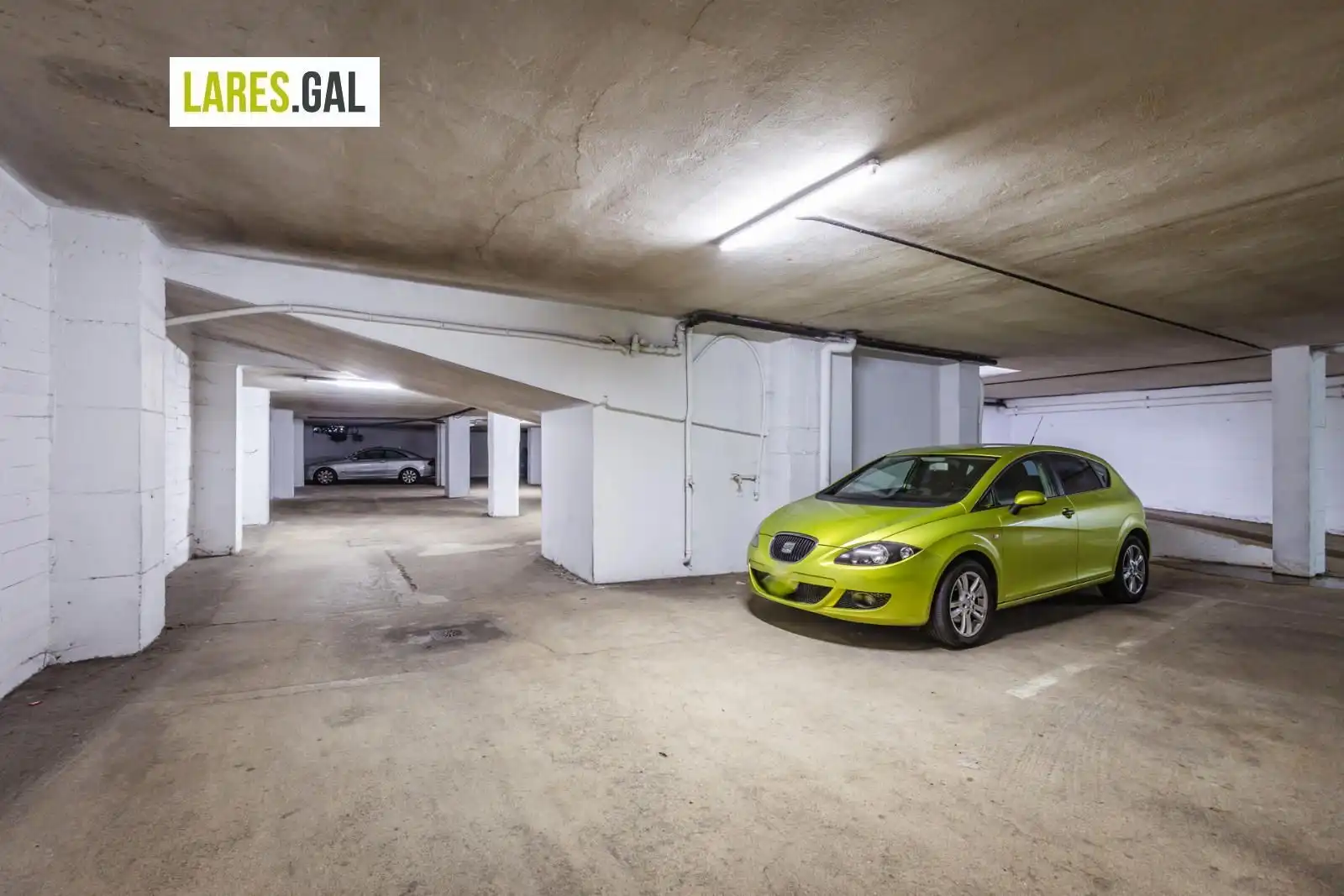 Parking de Piso en venta en Cangas  con Calefacción, Parquet y Terraza