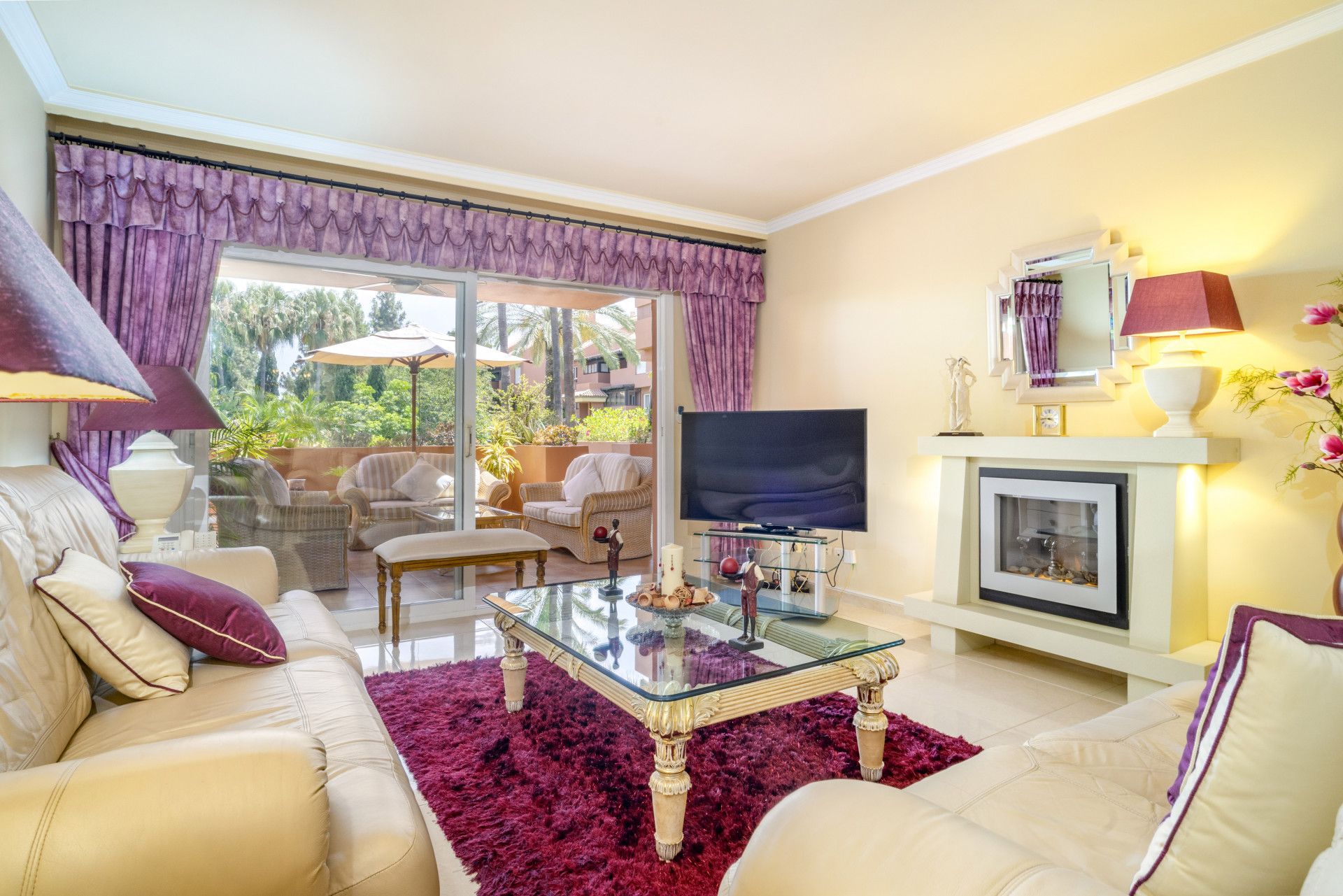 Living room of Planta baja for sale in Marbella  with Terrace, Swimming Pool and Community pool