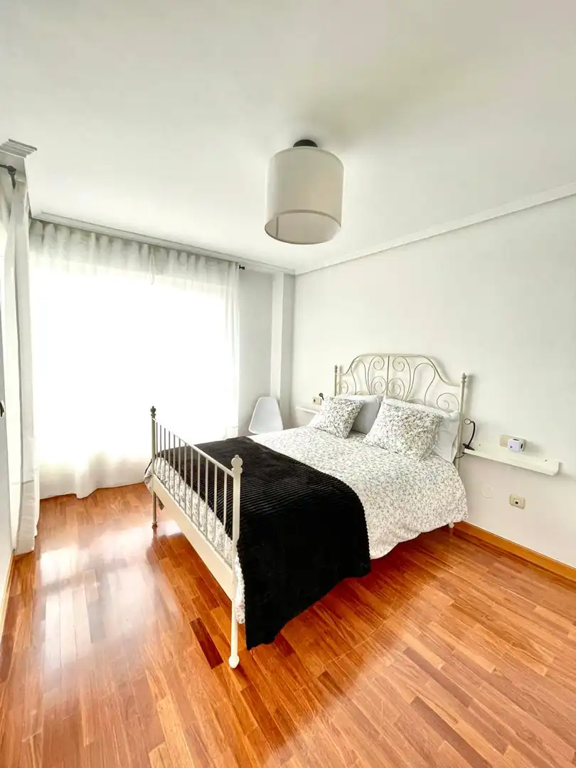 Dormitori de Casa adosada en venda en  Logroño amb Calefacció, Jardí privat i Terrassa
