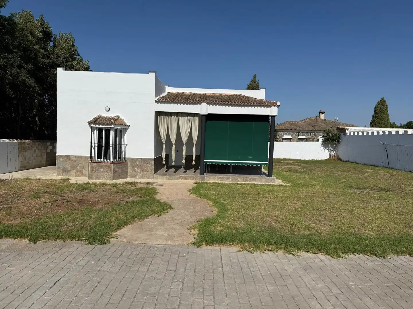 Vista exterior de Piso para compartir en Chiclana de la Frontera con Jardín privado y Amueblado