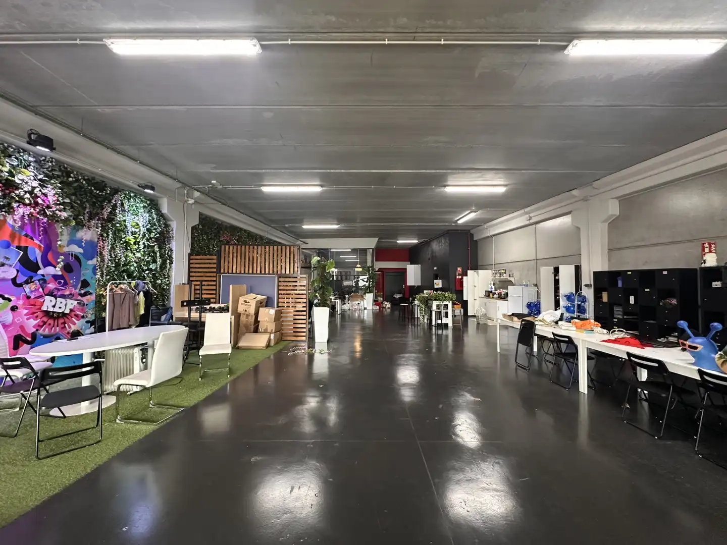 Nave industrielle avec ascenseur à louer à Plaça del Vapor