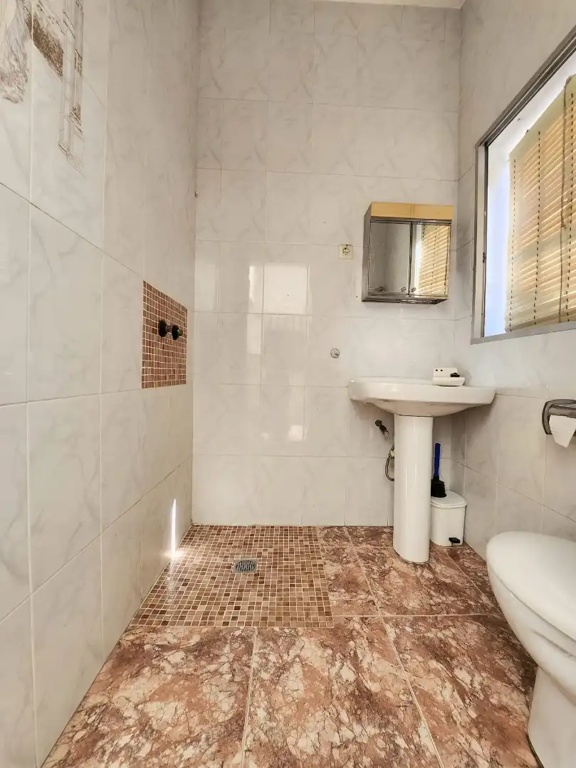 Badezimmer von Haus oder Chalet zum Verkauf in Alcalá de Guadaira mit Privatgarten, Terrasse und Abstellraum