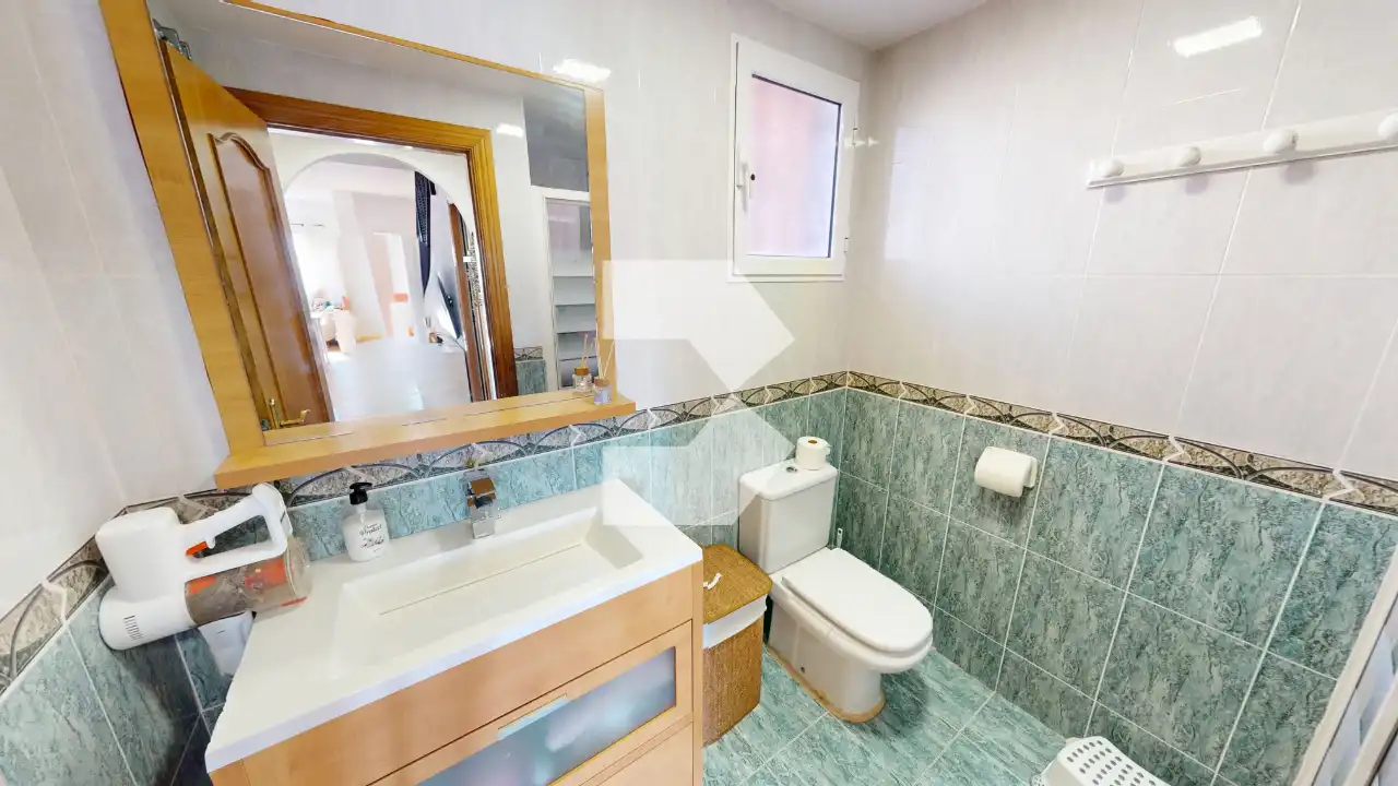 Badezimmer von Einfamilien-Reihenhaus zum Verkauf in Mutxamel mit Klimaanlage, Heizung und Terrasse