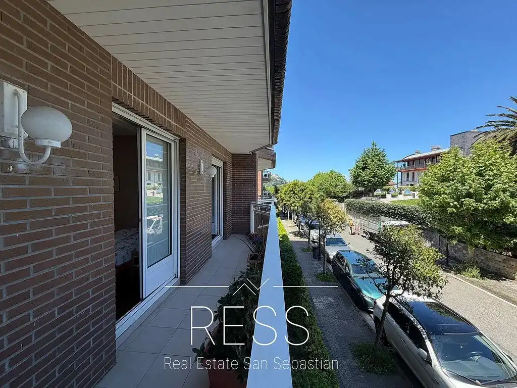 Außenansicht von Wohnung zum Verkauf in Donostia - San Sebastián  mit Heizung, Privatgarten und Terrasse