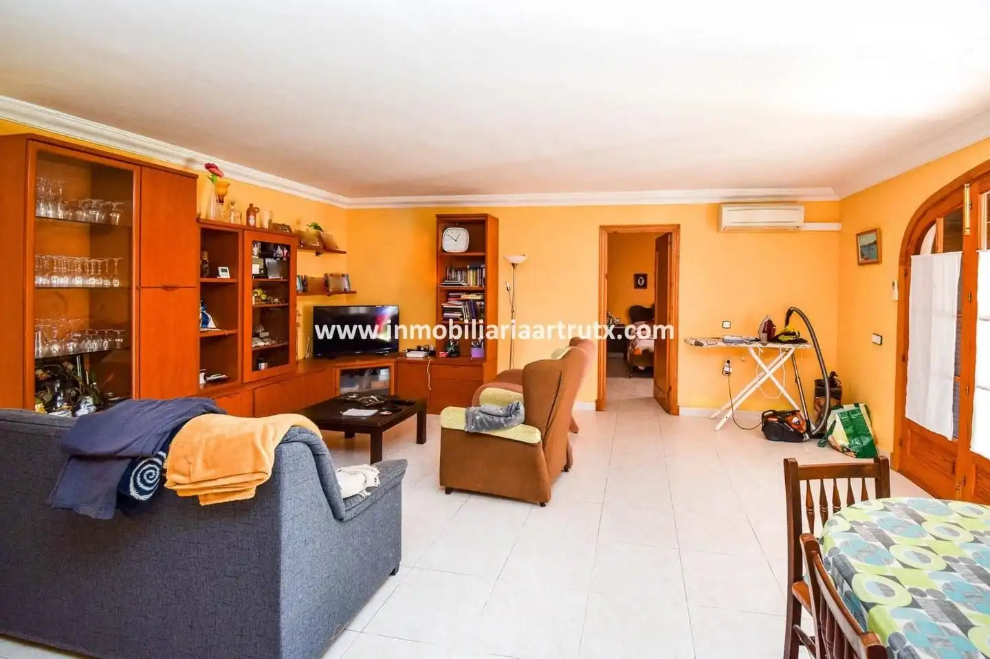 Sala d'estar de Casa o xalet en venda en Ciutadella de Menorca amb Aire condicionat, Jardí privat i Terrassa