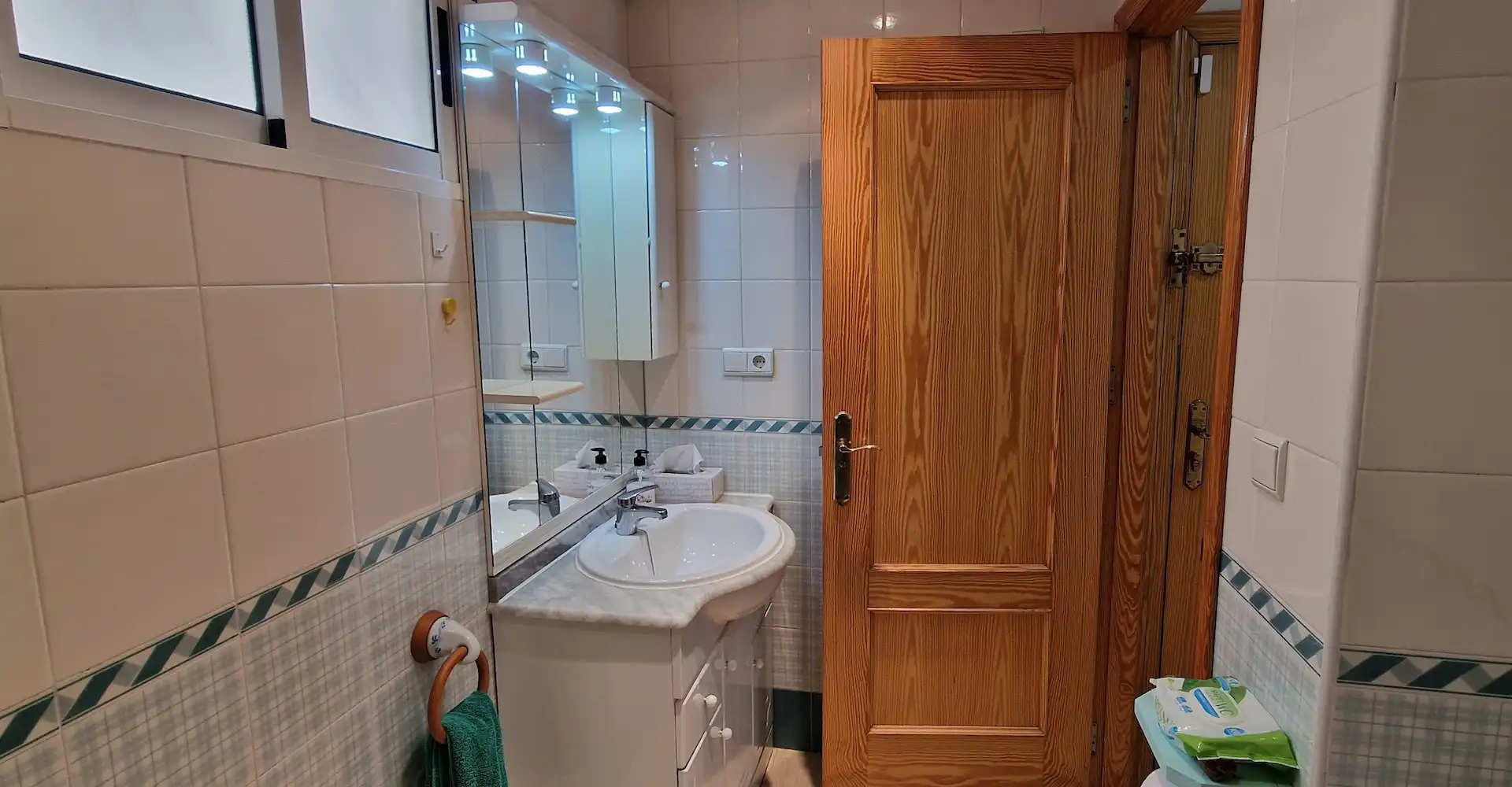 Bany de Apartament de lloguer en Guardamar del Segura amb Aire condicionat, Calefacció i Moblat