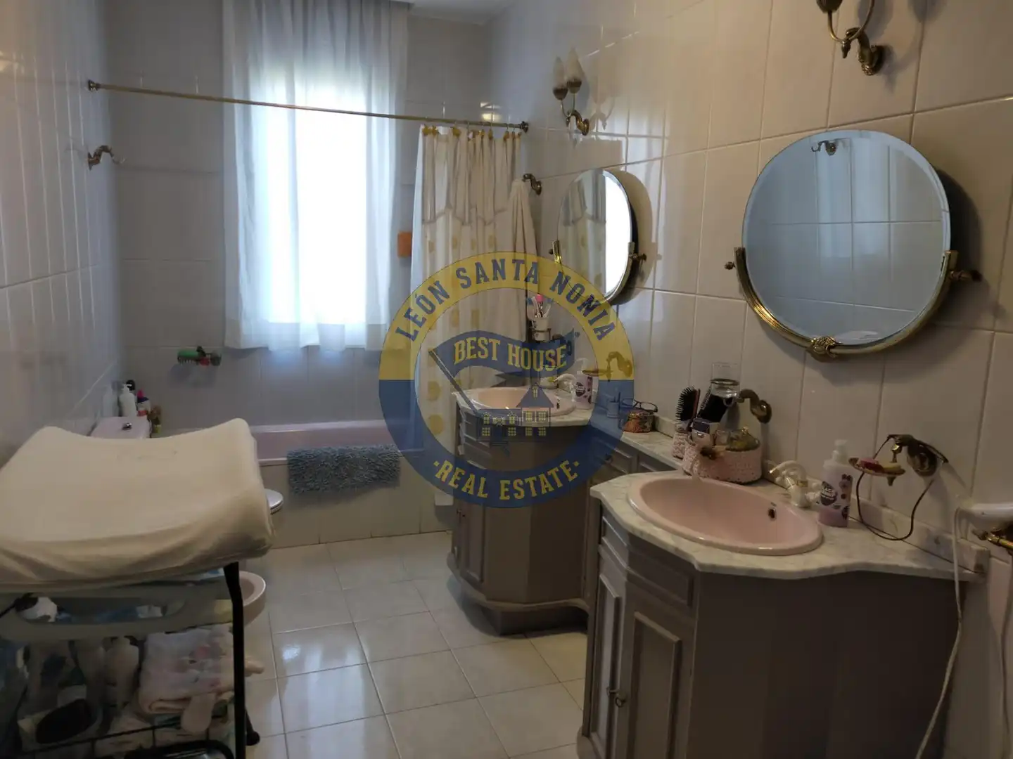 Bany de Casa o xalet en venda en León Capital  amb Calefacció