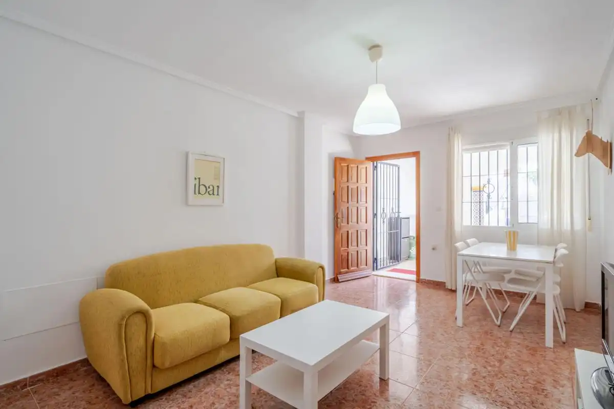 Wohnzimmer von Erdgeschoss zum Verkauf in Santa Pola mit Heizung, Privatgarten und Terrasse