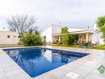 Country house with garden for sale in Conil