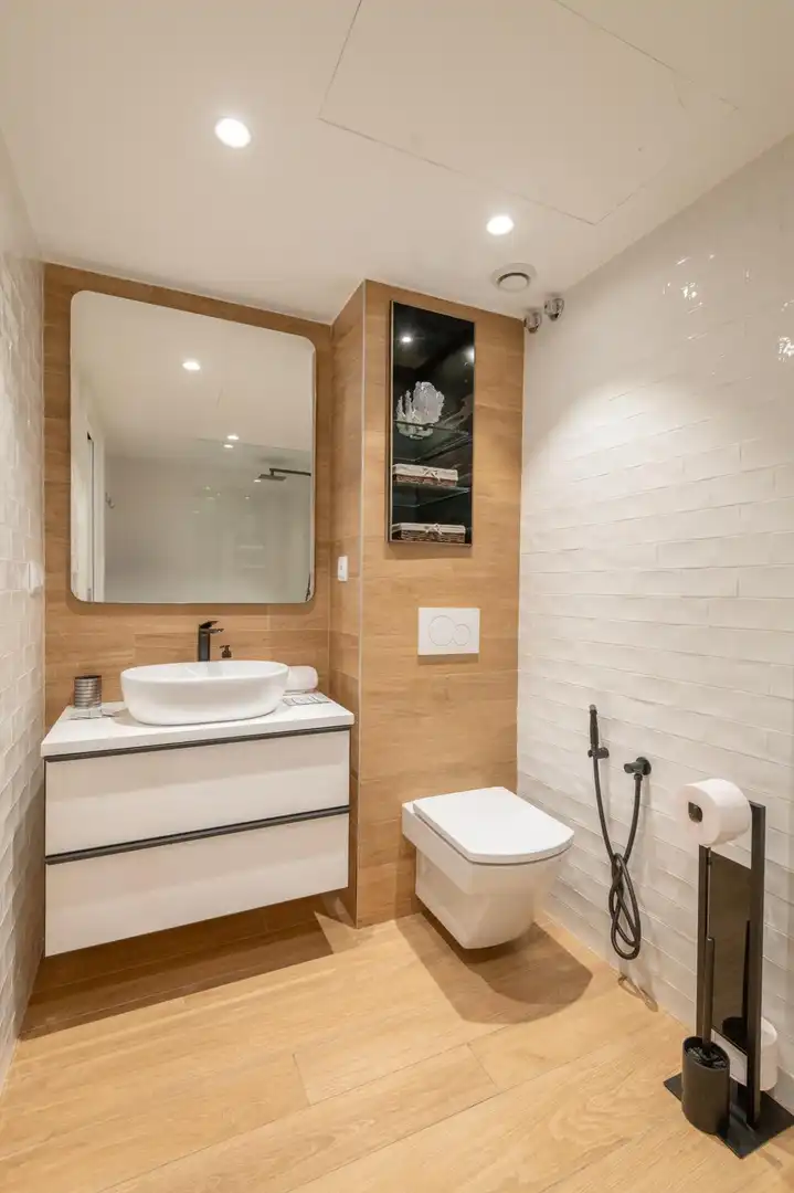 Bathroom of Flat for rent in Girona  with Air Conditioner, Heating and Furnished