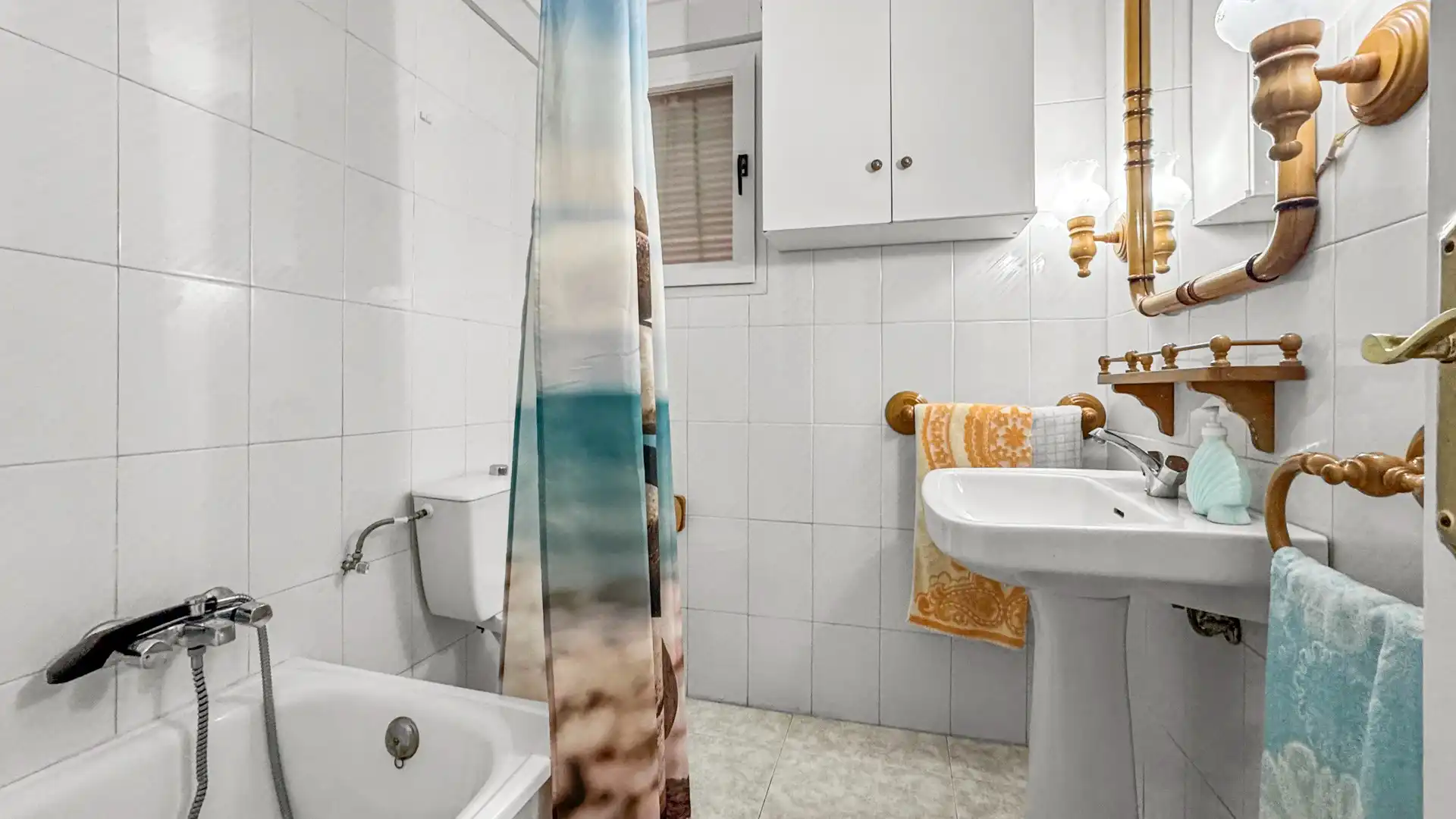 Baño de Apartamento en venta en Torrevieja con Trastero, Amueblado y Horno